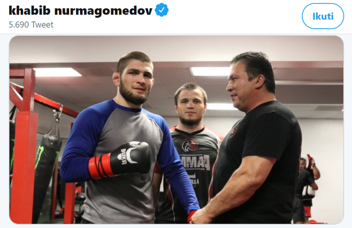 Khabib Nurmagomedov (kiri) dan Javier Mendez (kanan). Khabib Nurmagomedov merupakan petarung yang diasuh oleh Javier Mendez. 