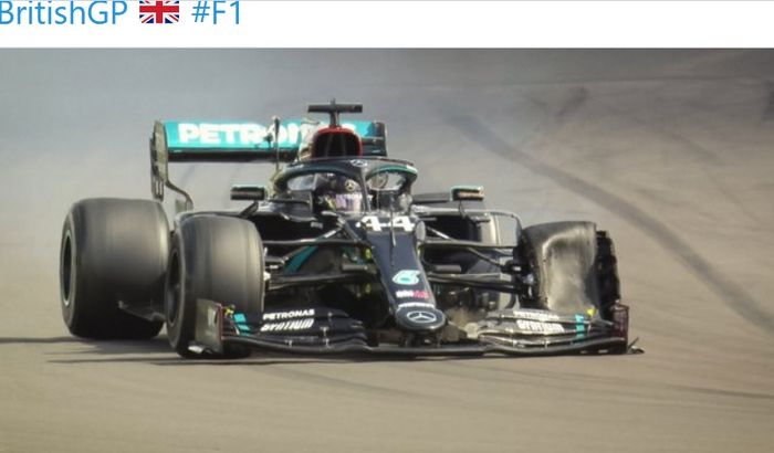 Pembalap Mercedes, Lewis Hamilton, mengalami pecah ban menjelang akhir balapan F1 GP Inggris di Sirkuit Silverstone, Inggris, 2 Agustus 2020.