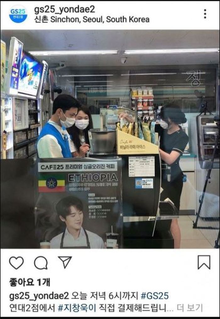 Ji Chang Wook bekerja sebagai kasir paruh waktu di minimarket.