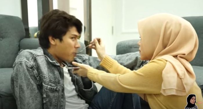 Lesty menyuapi Rizky Billar
