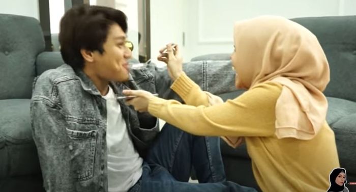 Lesty menyuapi Rizky Billar untuk yang kedua kalinya
