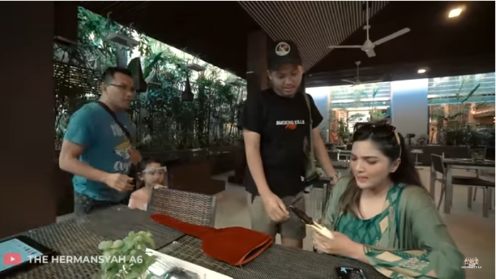 Azriel saat menunjukkan kerisnya pada Ashanty
