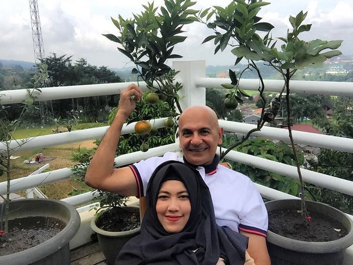 Suasana balkon di rumah Mark Sungkar.