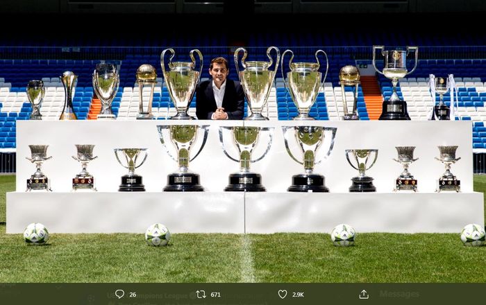 Iker Casillas berpose dengan koleksi trofi yang dia raih bersama Real Madrid.