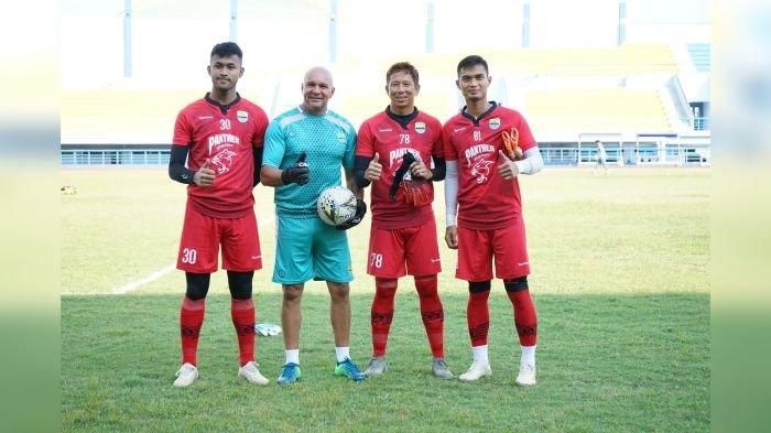 Luizinho Passos dan tiga kiper Persib Bandung, Aqil Savik, Made Wirawan, dan Dhika Bhayangkara. 