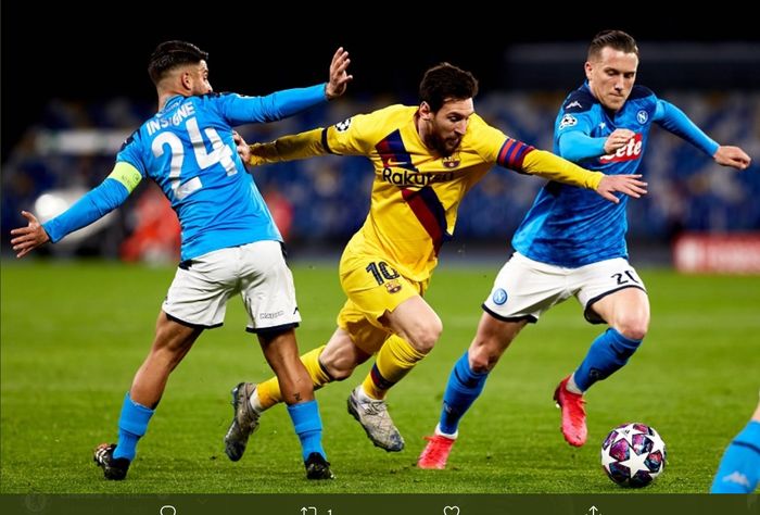 Lionel Messi dijaga dua pemain Napoli, Lorenzo Insigne dan Piotr Zielinski, pada laga leg pertama babak 16 besar Liga Champions, Februari 2020.