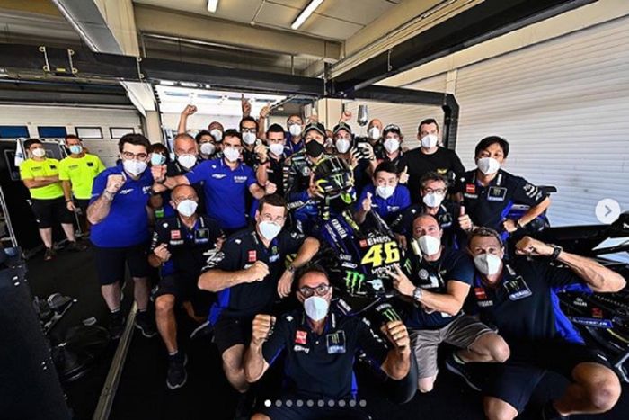 Valentino Rossi berpose gembira dengan kru Yamaha usai merasakan perbaikan pada motornya di seri kedua MotoGP Andalusia 2020.