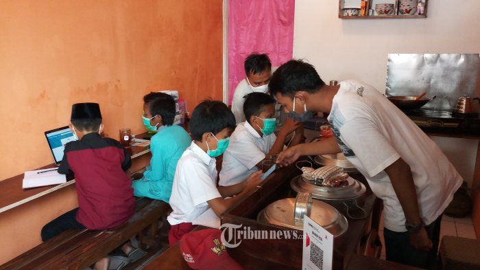 WIFI GRATIS UNTUK PELAJAR - Warung kopi Rizki di Jalan Jombang Raya, Pondok Aren, Kota Tsngerang Selatan, memberikan layanan wifi gratis untuk para pelajar yang belajar daring, Rabu (29/7/2020). Anhar Rizki,, pemilik warung kopi ini mengaku prihatin melihat para pelajar yang belajar online namun ada keterbatasan tidak mempunyai kuota internet.