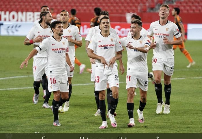 Momen pemain Sevilla merayakan kemenangan atas Valencia  pada laga Liga Spanyol 2019-2020.