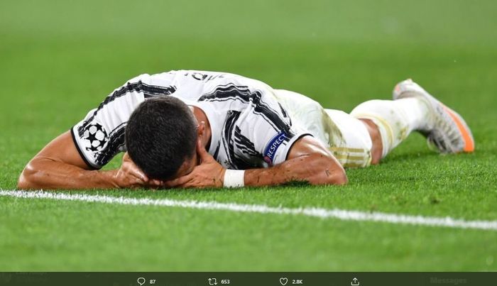 Cristiano Ronaldo tersungkur ke tanah usai Juventus gagal lolos ke babak perempat final Liga Champions.