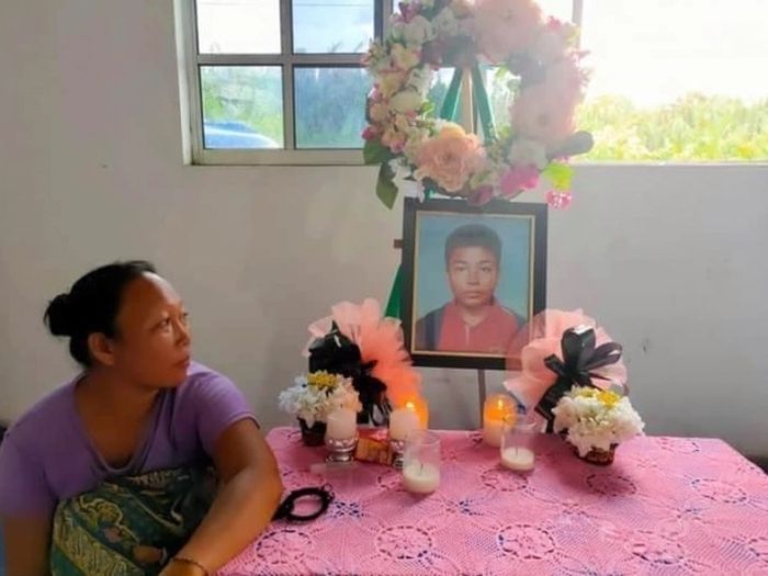 Bibi bocah 14 tahun yang dimakan buaya hidup-hidup di samping fotonya.