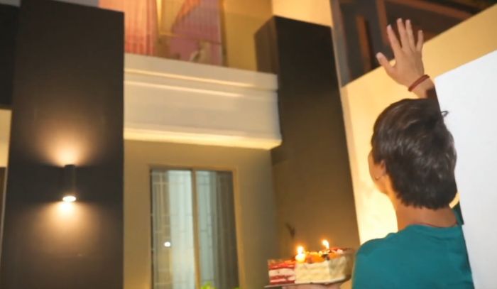 Rizky Billar melambaikan tangan ke Lesty Kejora yang mengintip dari kaca