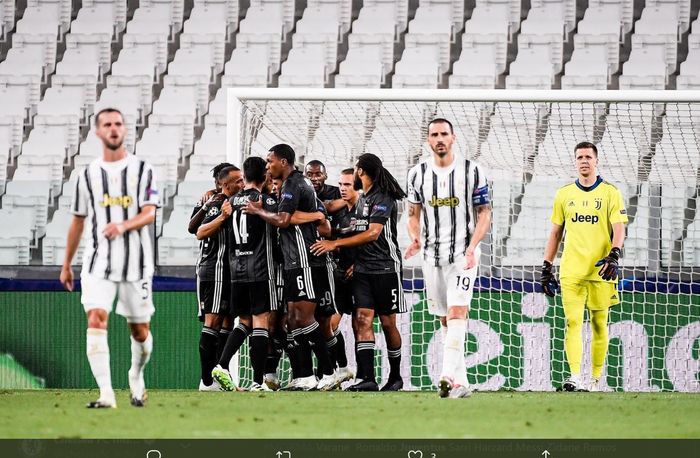 Momen para pemain Juventus  meratapi ketertinggalan gol lewat penalti Memphis Depay pada laga leg kedua babak 16 besar di Allianz Stadium, Jumat (7/8/2020) atau Sabtu dini hari WIB.