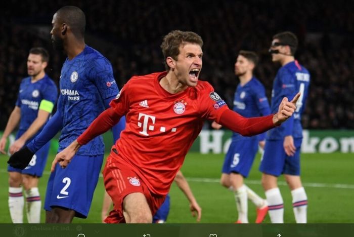 Ekspresi Thomas Mueller usai rekannya Serge Gnabry mencetak gol ke gawang Chelsea dalam laga leg pertama babak 16 besar Liga Champions, Februari 2020.