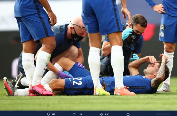 Christian Pulisic mendapatkan penanganan dari tim medis Chelsea dalam laga final Piala FA kontra Arsenal.