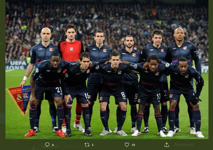 Skuad Olympique Lyon saat menghadapi Real Madrid di babak 16 besar Liga Champions 2009-2010 yang masih diperkuat Miralem Pjanic (bawah, tengah).
