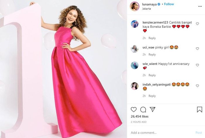 Komentar netizen saat melihat Luna Maya tampil beda dengan rambut keriting pakai dress pink rayakan ultah pertama bisnis kosmetik miliknya.