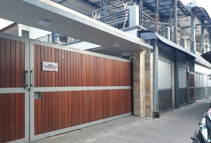 Pagar rumah Ayu Ting Ting 