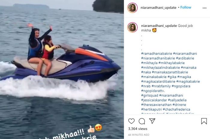 Momen Mikhayla Zalindra Bakrie saat mengendarai jetski