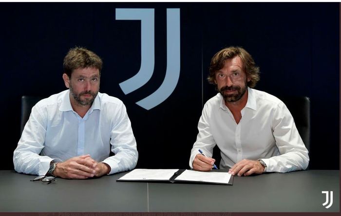 Andrea Pirlo (kanan) saat meneken kontrak sebagai pelatih Juventus didampingi presiden klub, Andrea Agnelli.