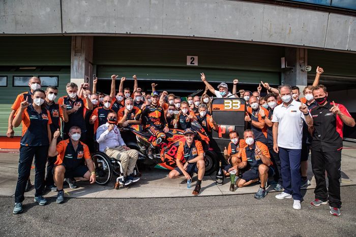 Tim pabrikan Red Bull KTM merayakan kemenangan Brad Binder pada balapan MotoGP Republik Ceska di Sirkuit Brno, Republik Ceska, 9 Agustus 2020. Ini merupakan kemenangan pertama KTM di MotoGP.