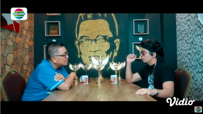 Atta Halilintar saat menceritakan masa lalu orang tuanya di kanal YouTube Helmy Yahya