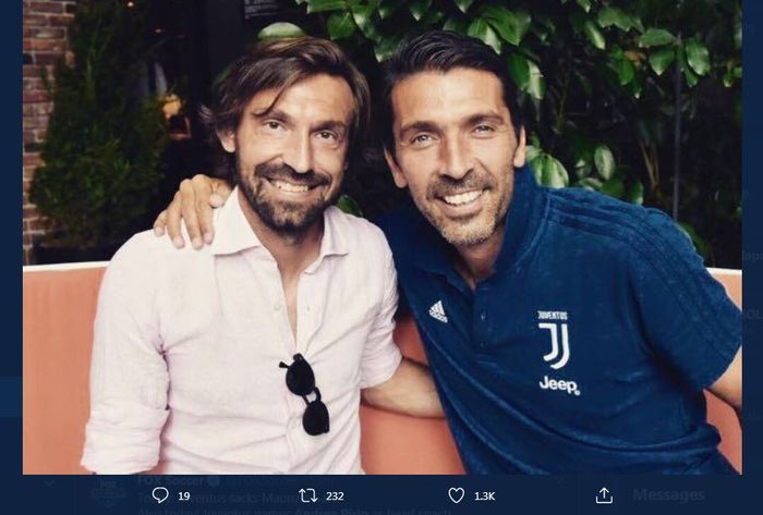 Gianluigi Buffon berpose dengan Andrea Pirlo, yang kini menjadi pelatih Juventus.