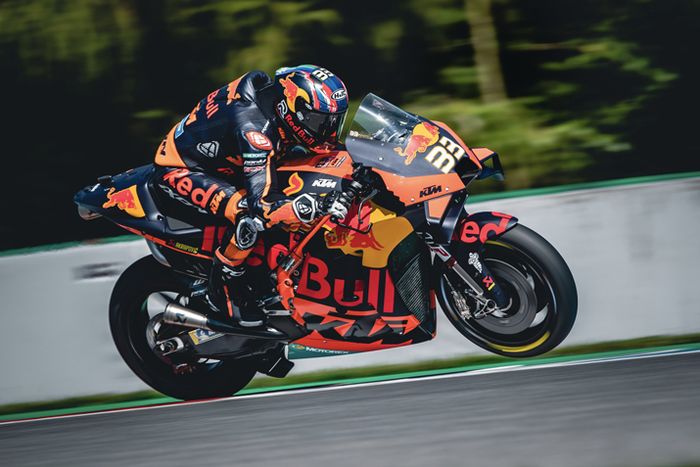 Brad Binder juara di MotoGP SIrkuit Brno Ceko 2020 gak hanya sejarah pembalap MotoGP Afrika Selatan pertama menang di MotoGP tapi juga kemenangan KTM pertama sejak 2017 dan banyak lagi fakta heboh lain