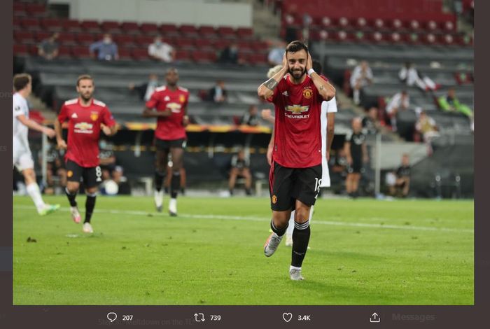 Bruno Fernandes merayakan golnya untuk Manchester United melalui tendangan penalti ke gawang FC Kobenhavn di perempat final Liga Europa di RheinEnergieStadion, Koeln, 10 Agustus 2020.