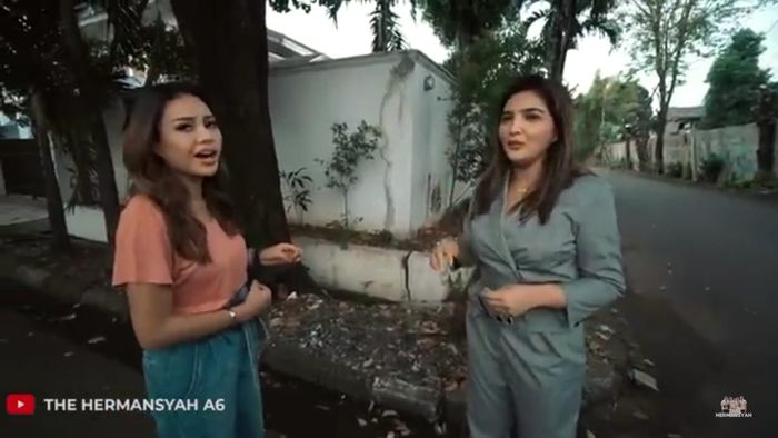 Ashanty mengajak Aurel Hermansyah mengunjungi rumah pertamanya saat mulai menetap di Indonesia