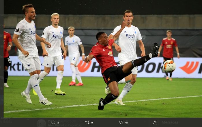 Aksi penyerang Manchester United Anthony Martial, dalam laga perempat final Liga Europa kontra Kobenhavn di Koeln, 10 Agustus 2020.