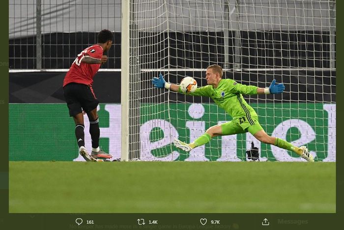Kiper Kobenhavn, Karl-Johan Johnsson, menggagalkan peluang emas striker Manchester United, Marcus Rashford, dalam partai Liga Europa.