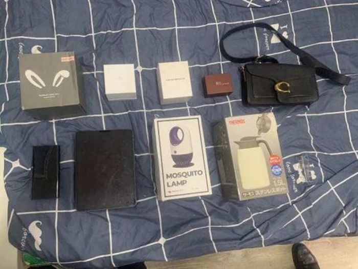 Beranekaragam barang yang diberikan Zhou pada Bai.