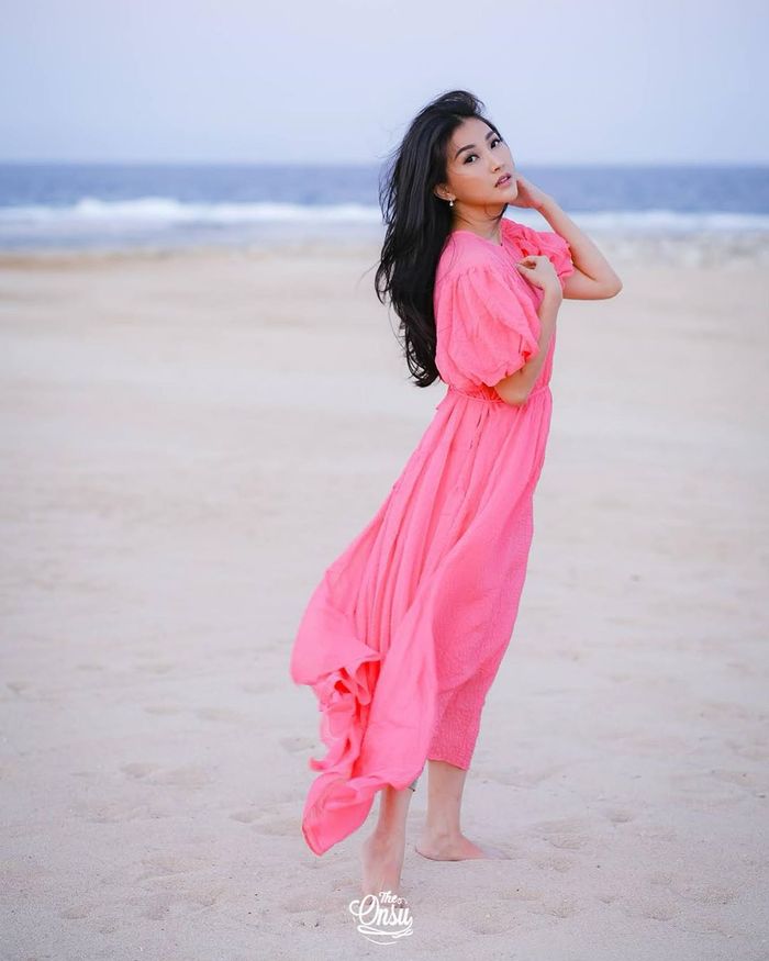 Penampilan Sarwendah pakai dress pink