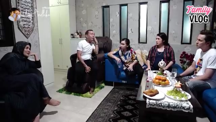 Orang tua <a href='https://pontianak.tribunnews.com/tag/ayu-ting-ting' title='Ayu Ting Ting'>Ayu Ting Ting</a> tanggapi soal haters