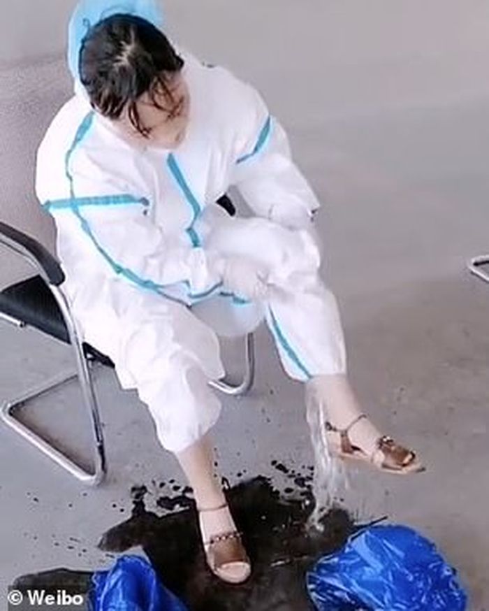 Heboh video petugas medis lepas baju hazmat dan cairan yang diduga keringat keluar begitu banyak.