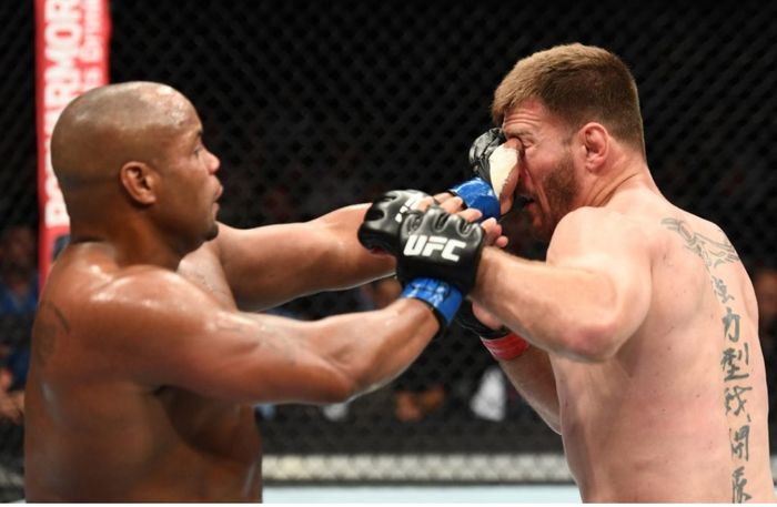 Insiden mata Stipe Miocic tercolok Daniel Cormier.