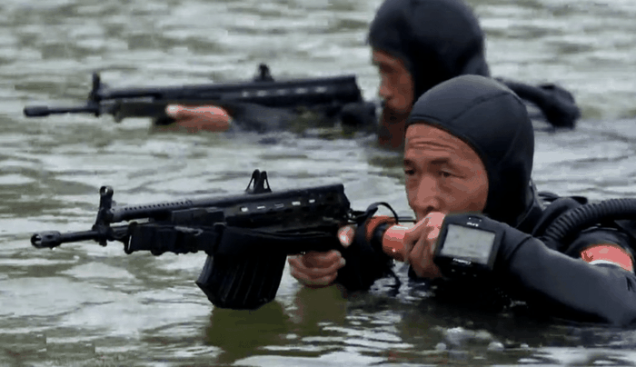 Komando rahasia rahasia Jiaolong China (Naga Laut) dipersenjatai dengan senjata khusus bawah air.  