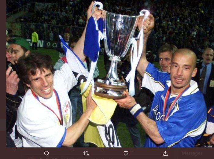 Gianluca Vialli (kanan) dan Gianfranco Zola mengangkat trofi juara saat di Chelsea.