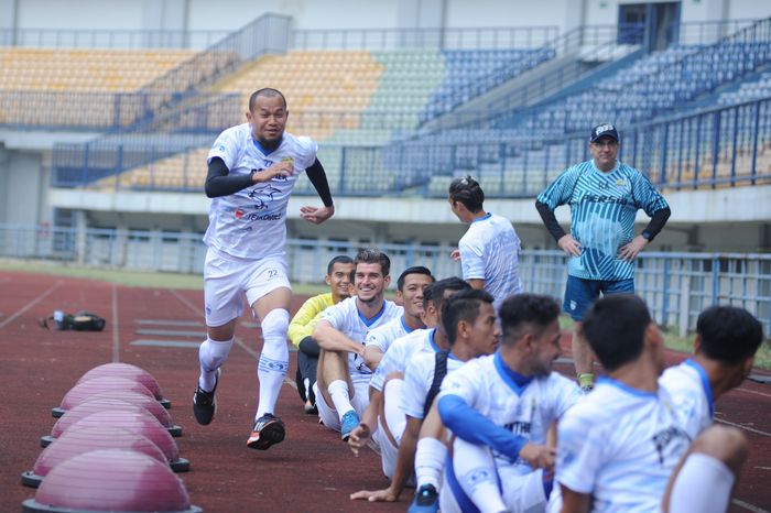 Sesi latihan Persib Bandung di Stadion Gelora Bandung Lautan Api, Gedebage, Bandung, Jumat (14/8/2020).