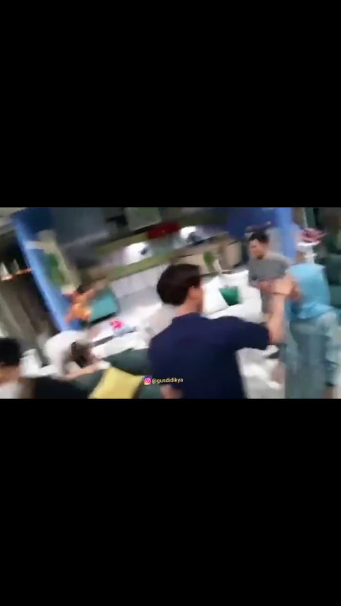 Rizky Billar menepuk jidat Lesty Kejora