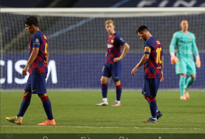 Lionel Messi, Luis Suarez, dan Frenkie de Jong tampak tertunduk lesu usai Barcelona tersingkir tragis dengan  skor telak 8-2 dari Bayern Muenchen di babak perempat final Liga Champions 2019-2020.