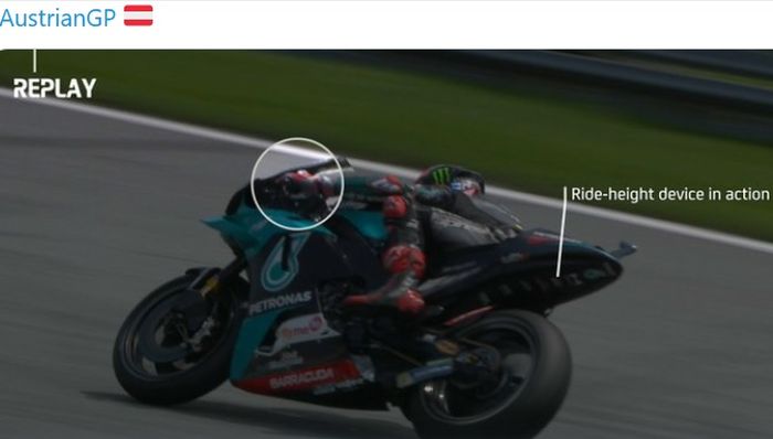 Cuplikan momen pembalap Petronas Yamaha SRT, Fabio Quartararo, menggunakan ride-height device. Terlihat posisi jok motor menjadi lebih dekat dengan ban belakang.