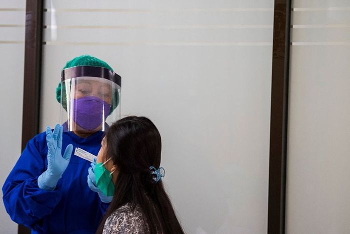 Petugas kesehatan memberikan pengarahan kepada relawan saat simulasi uji klinis calon vaksin Covid-19 di Fakultas Kedokteran Universitas Padjadjaran, Bandung, Jawa Barat, Kamis (6/8/2020). Simulasi tersebut dilakukan untuk melihat kesiapan tenaga medis dalam penanganan dan pengujian klinis tahap III