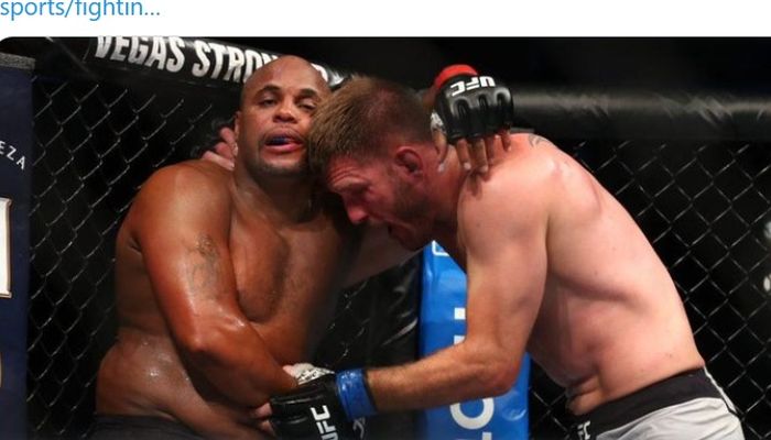 Aksi Daniel Cormier (kiri) dan Stipe Miocic  ketika bertanding pada UFC 241 yang berlangsung di Anaheim, California, Amerika Serikat, 17 Agustus 2019.