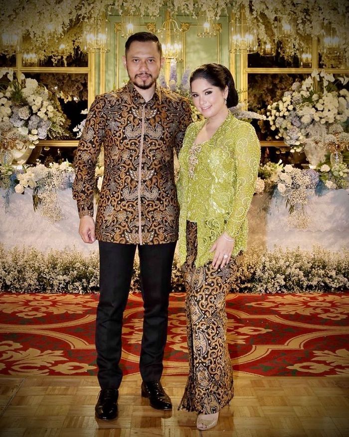 Annisa Pohan tampak cantik mengenakan kebaya brokat bernuansa warna hijau saat kondangan