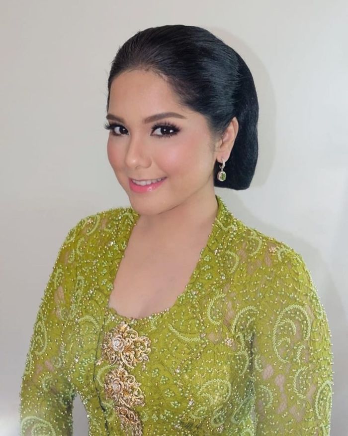 Penampilan Annisa Pohan pakai kebaya