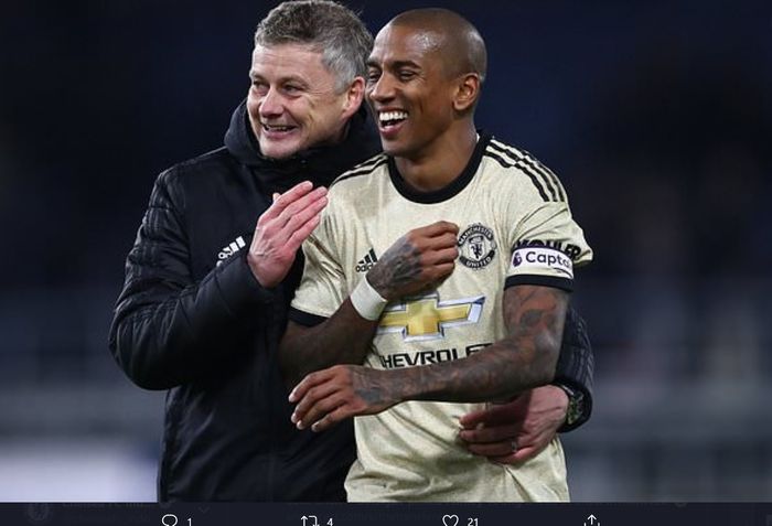 Momen kebersamaan Ashley Young bersama Ole Gunnar Solskjaer sewaktu masih berseragam Manchester United.