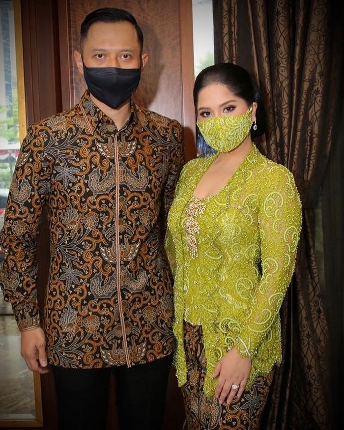 Annisa Pohan juga mengenakan masker kain bernuansa warna hijau dihiasi brokat yang senada dengan kebayanya