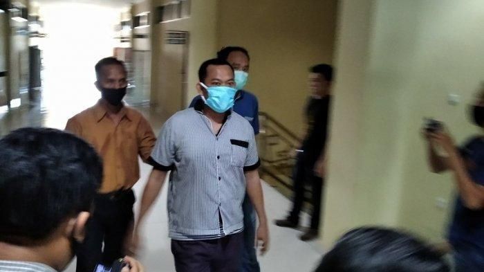 BS, bos muncikari kasus prostitusi online <a href='https://pontianak.tribunnews.com/tag/artis' title='artis'>artis</a> FTV Vernita Syabila, digelandang ke Mapolresta Bandar Lampung, Jumat (14/8/2020) 